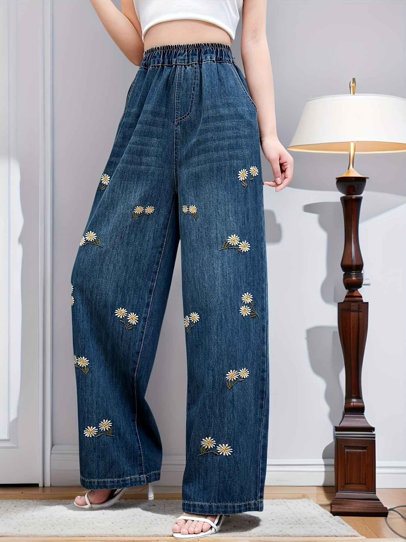 Many Daisy Embroidery Straight Jeans