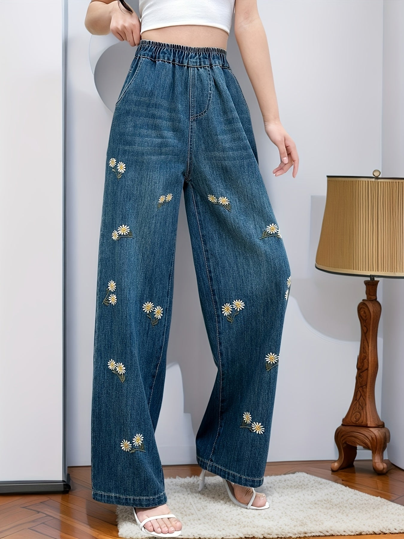 Many Daisy Embroidery Straight Jeans