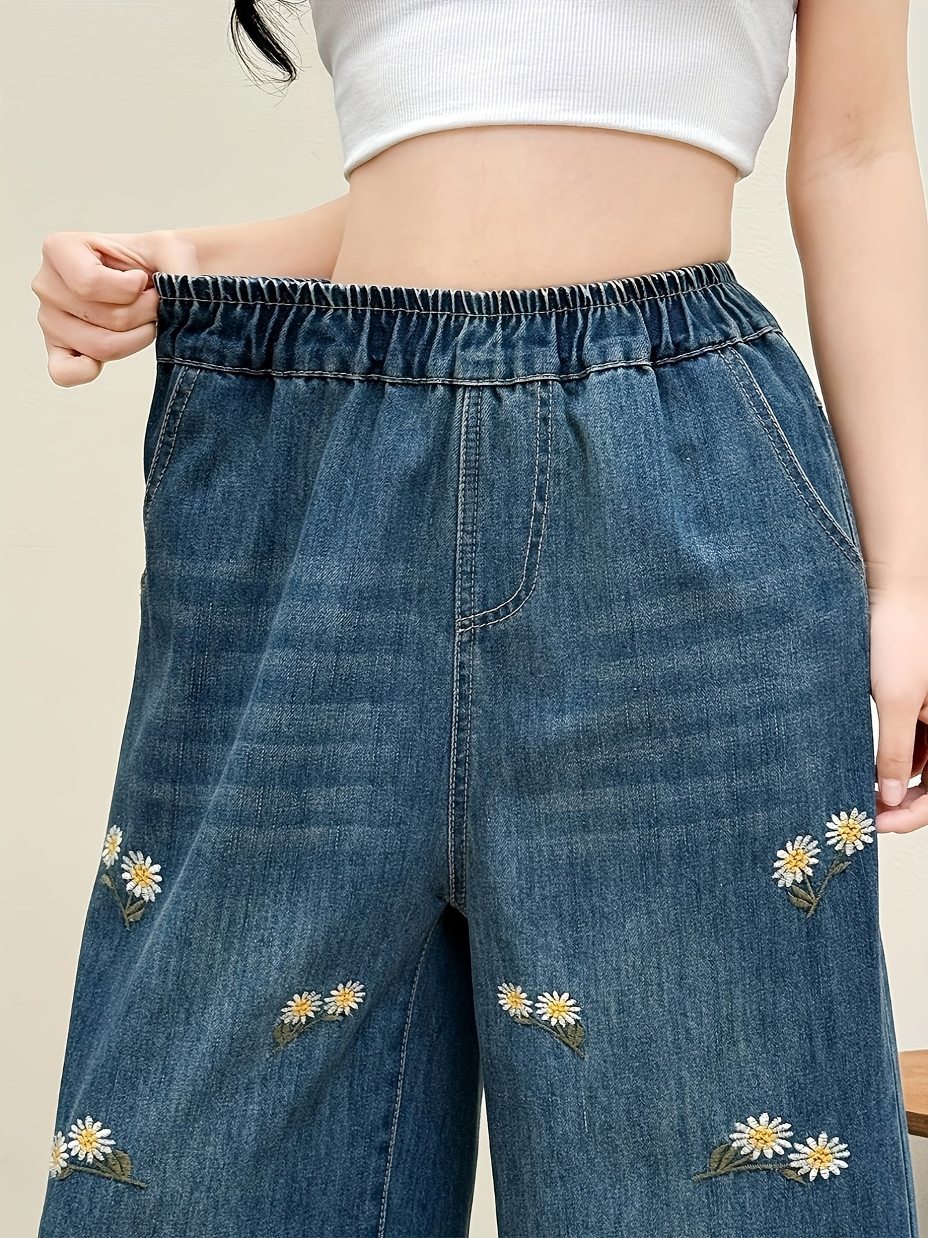 Many Daisy Embroidery Straight Jeans
